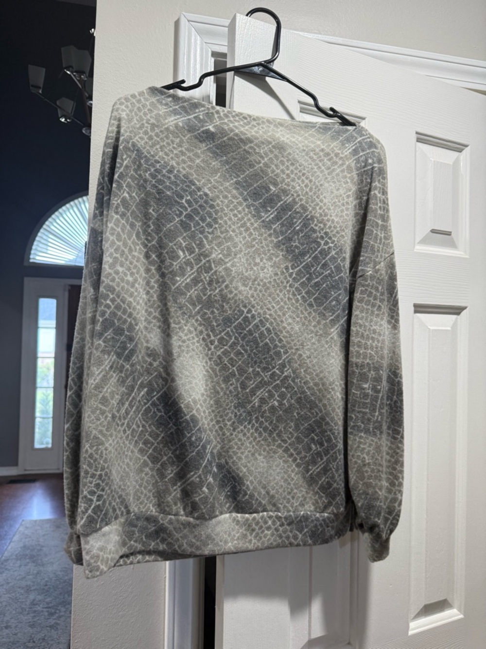 NWOT Gray Snake-Print Pullover Sweatshirt - Small